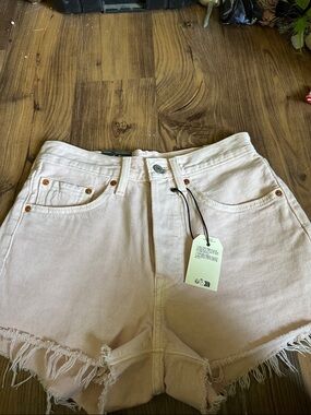 Levi’s 501 NWT High-Rise Frayed Hem Jean shorts Light Pink creme
